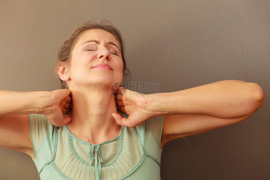 痛和的概念的女人手放在脖子上的女人图片