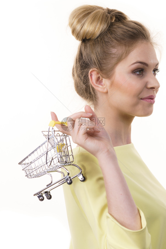 在商店买东西的概念带着小购物车的笑女士手快乐拿着小购物车的妇女图片