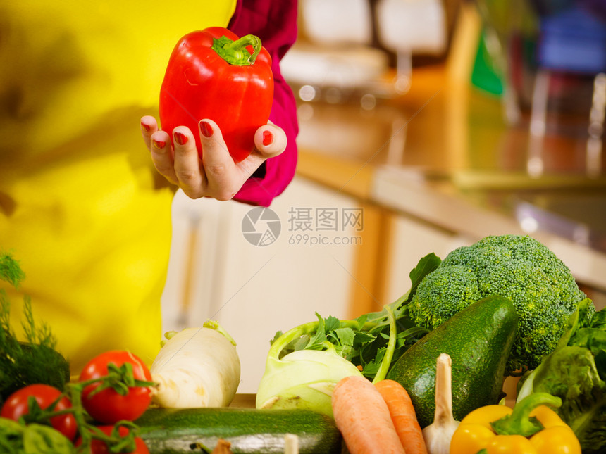 妇女手持红铃椒美味健康饮食蔬菜提供物辣椒图片