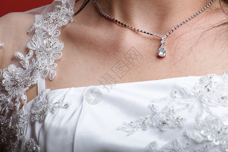 穿戴珍珠项链的美丽新娘胸部图片