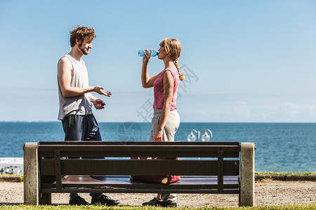 男女户外饮用水年轻夫妇休息健身锻炼康生活方式男女户外饮用水图片