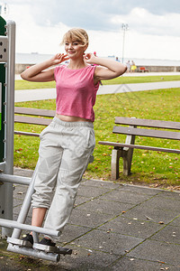 在户外健身房工作运动健身户外房锻炼的活跃妇女图片