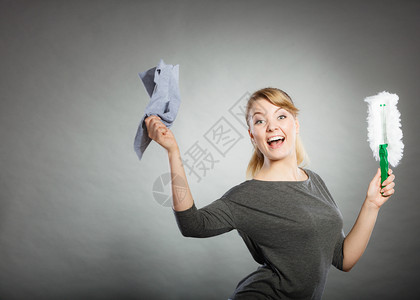 家庭义务概念年轻女能源者在清洁布上做家务愉快的娱乐家庭主妇准备打扫房屋手持清洁布的女孩背景图片
