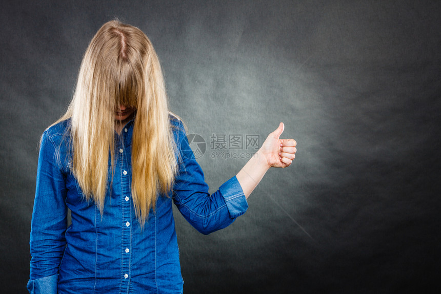 正面和成功的概念金发女人脸被长的直发遮住女孩举起拇指手势身体表情金发女人脸被遮住举起拇指图片