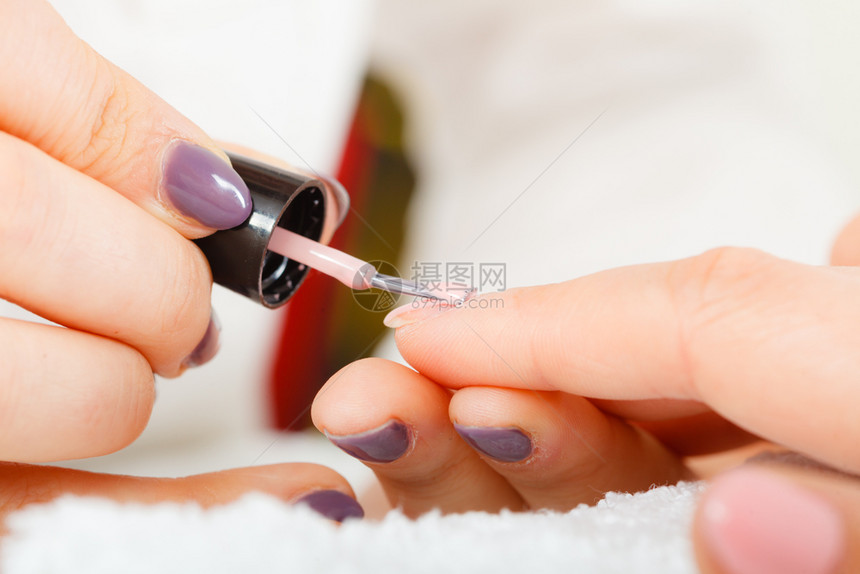 美容师画女客户指甲的特写在美容院做美甲的女人在美容院修指甲的女人图片