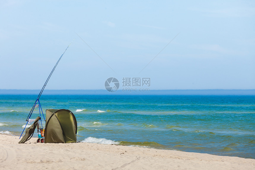 渔具和帐篷单独留在海滨岸边阳光的夏季天气渔具和海边的帐篷图片