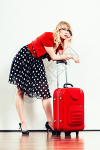 携带手提箱的妇女背景图片