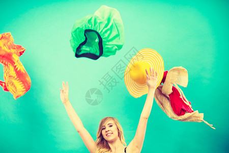 洗衣柜时装快乐的概念女人吐了很多衣服到处飞女人吐衣服图片