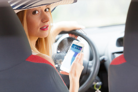 驾驶汽车时使用手机发短信或读息驾驶汽车时使用电话的妇女图片