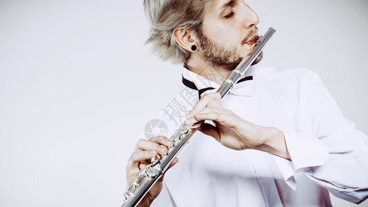 吹风笛的男音乐家演唱员带乐器的年轻优雅时尚男子吹笛员长图片