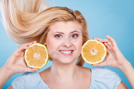 健康饮食新鲜品充满维他命持有甜的柑橘水果绿色葡萄的女子图片