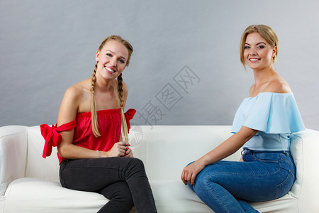 两个年轻成妇女相互交谈在情感上讨论一起度过时间图片