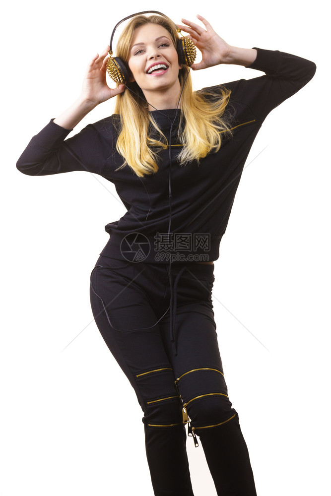 穿着黑色衣服的女子戴着耳机手舞足蹈图片