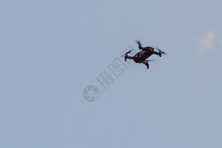 无人机飞过天空中拍照和录像图片