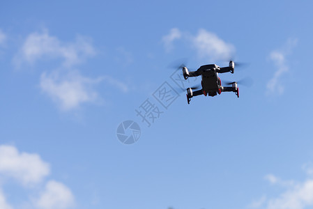 无人机飞过天空中拍照和录像图片