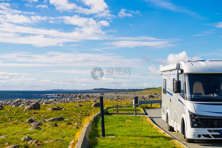 旅游假期和行挪威南部罗加兰县海洋风景的野营车面包和岩石海岸风景挪威罗加兰县海景图片