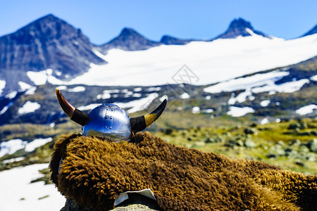 挪威山地自然维京头盔和棕色皮毛旅游和概念挪威山地自然维京头盔图片