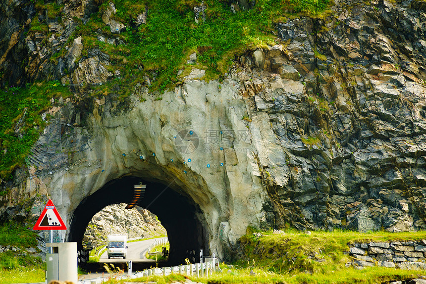 挪威绿色夏季山的古老地道和全国旅游者安多亚路线挪威山地的古老道图片