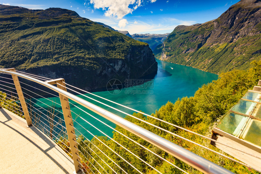 旅游度假和行Geirangerfjord地貌从Orneswingen的观点来看挪威斯堪的纳维亚图片