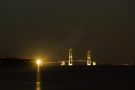 横跨大带桥丹麦的斯托雷贝尔特桥夜间丹麦的斯托雷贝尔特桥夜间图片
