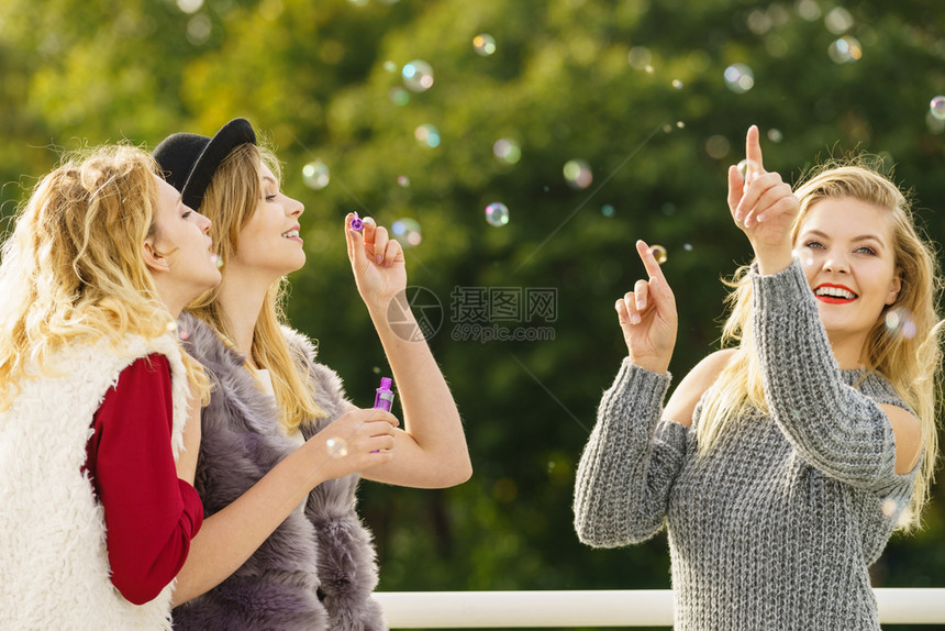 节日快乐友情概念女朋友在户外玩着吹香皂泡女朋友吹香皂泡图片