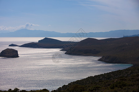 从海景美的远处看希腊岛风景在多云的天气中从海希腊群岛的远处看背景图片