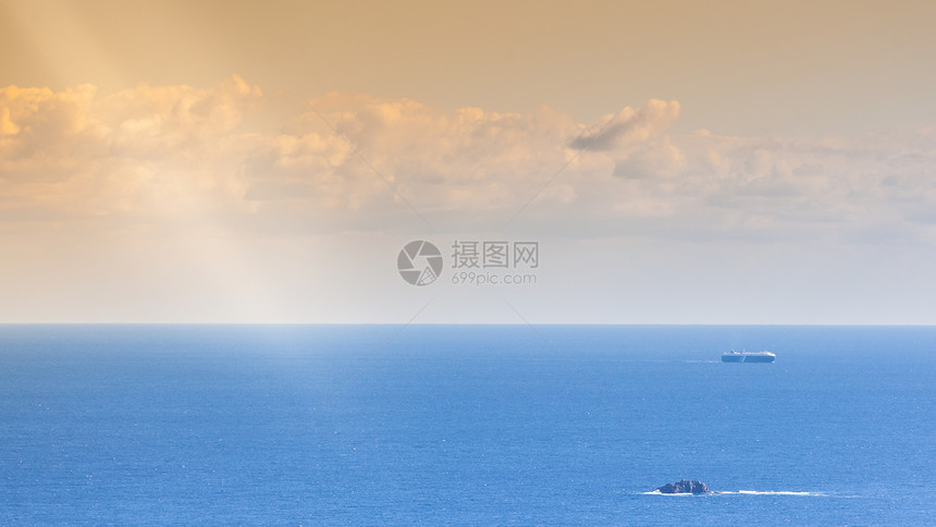 船在平静水面上的海景水面有船的海景图片