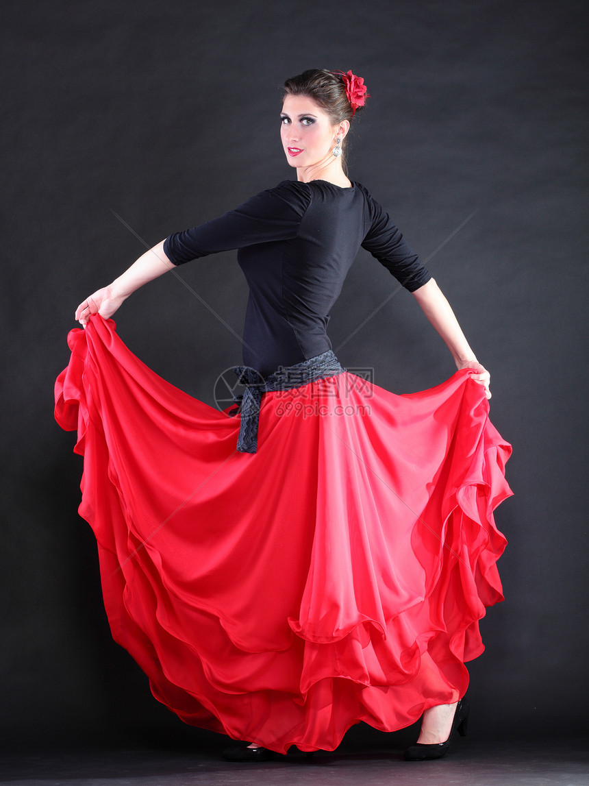 黑人背景的有吸引力西班牙舞女年轻子跳舞的佛朗明哥图片