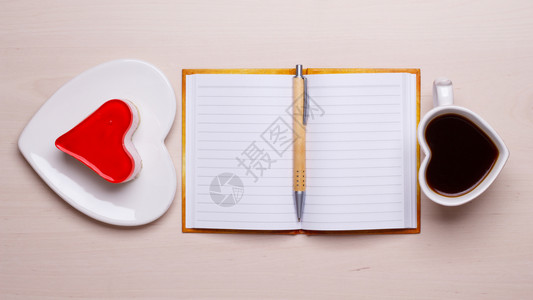 红色咖啡杯主意桌子高清图片