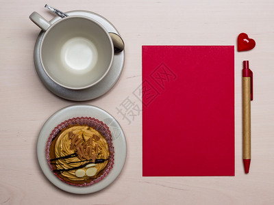 空咖啡或茶杯糖蛋糕和红纸空白木表面有笔文字最上视图复制空间图片