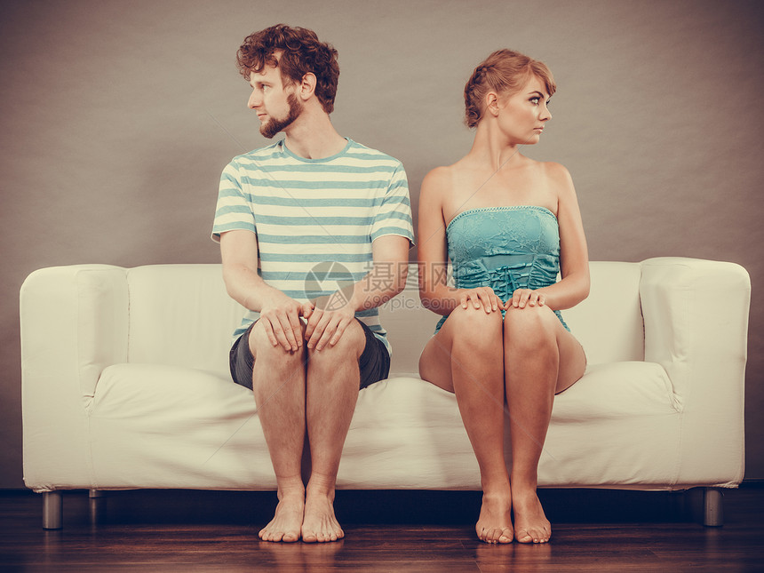 男人和女意见不一夫妻吵架后的年轻情侣坐在家里沙发上生气图片