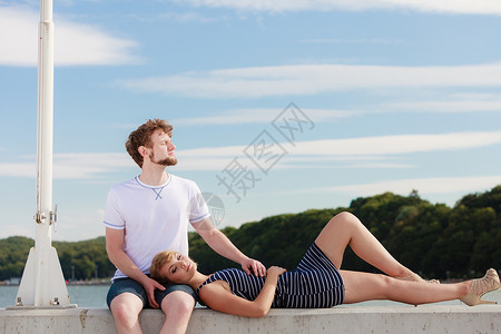 浪漫的异恋夫妻相爱平和的户外放松享受阳光的美好时图片