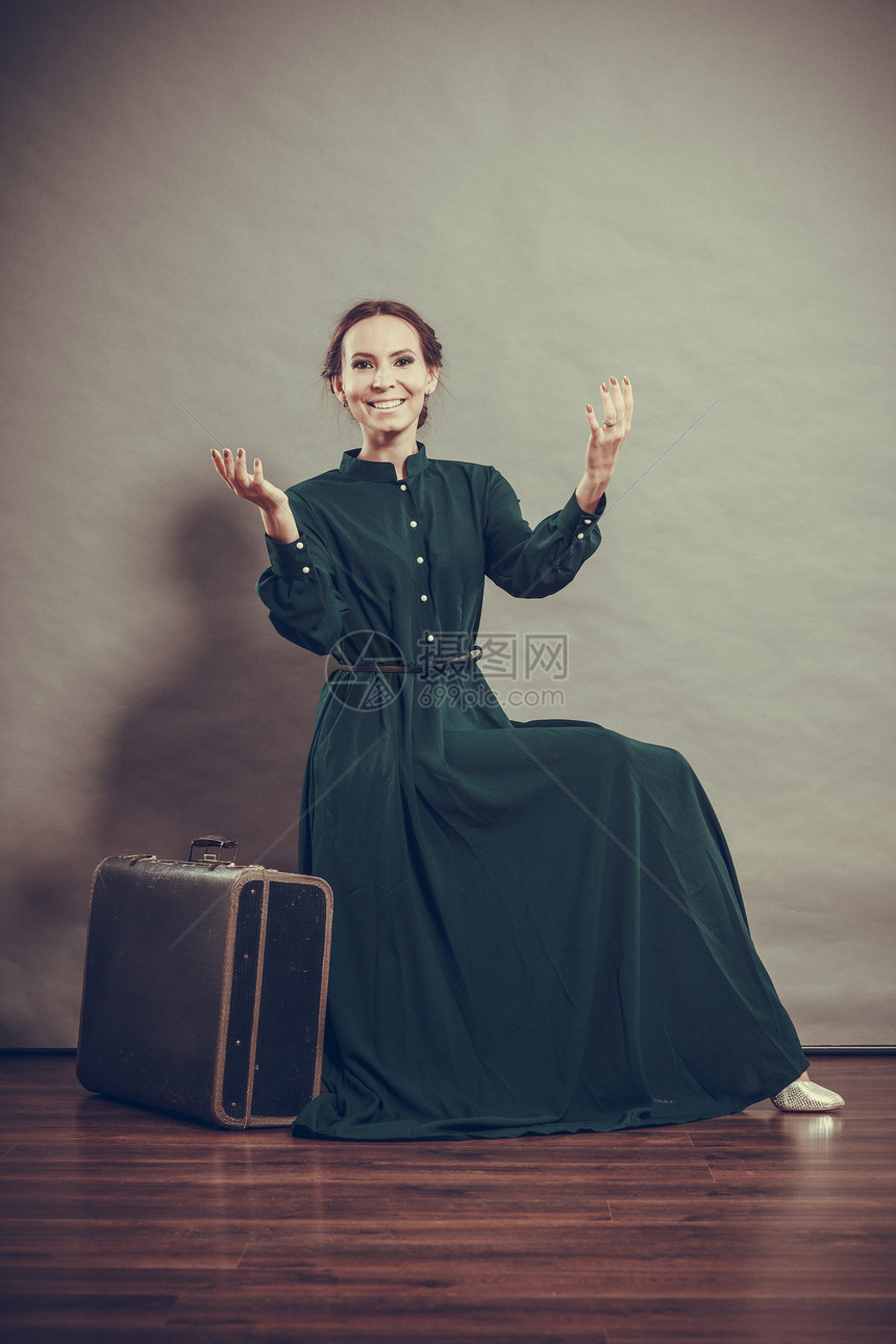 旧式女古老风格长的深绿色睡袍旧式手提箱相片图片