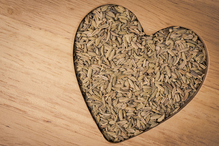 木板上形成的头表面干膜种子心脏图片