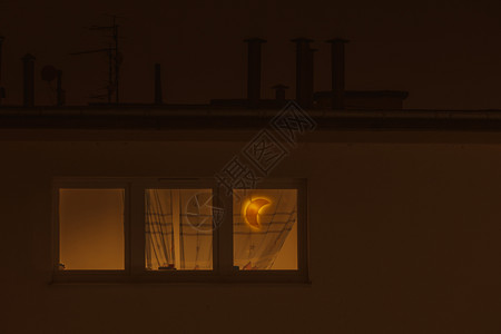 夜间时农村住宅房间窗户月亮形式的灯光月亮图片