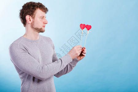 情感爱人节的概念男握着心年轻男手持浪漫符号男人握着浪漫符号男人握着心图片