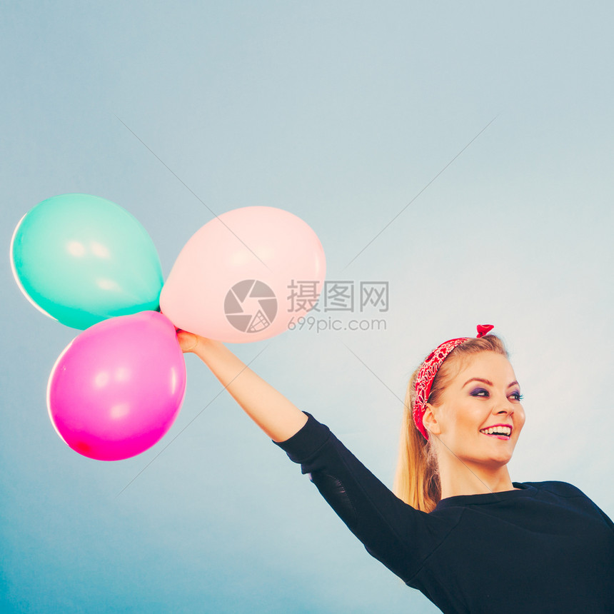 疯狂和有趣可爱的疯狂快乐女孩玩彩色气球金发的变迁风格女人感到狂躁笑的疯狂女孩玩气球的乐趣图片