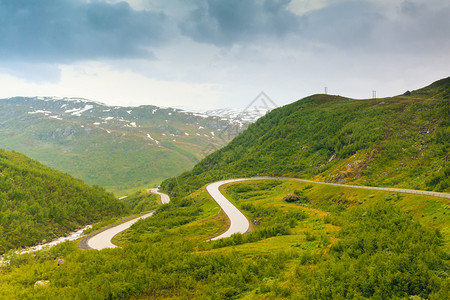 穿越夏季挪威山的公路美丽景观旅行和游挪威山的公路景观图片