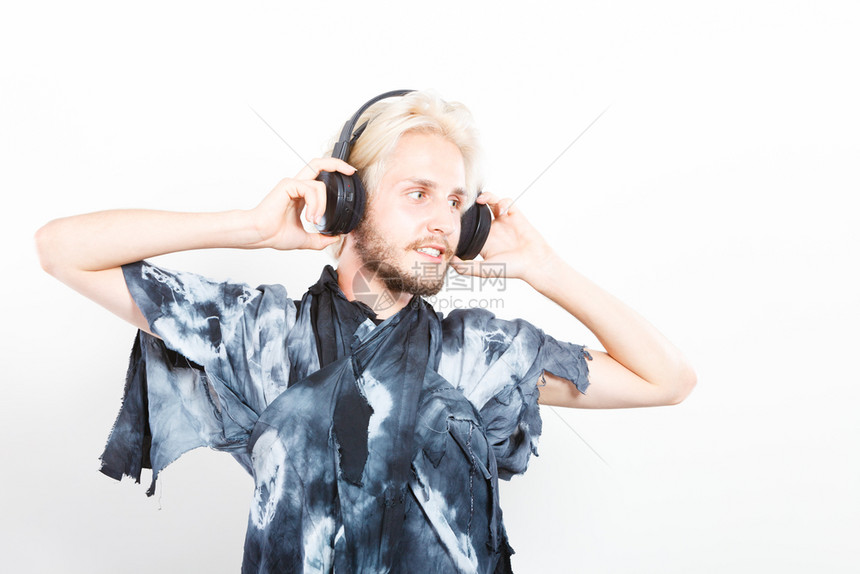 热情的音乐爱好者有耳机听音乐的时髦人放松安抚白拍录音棚玩得开心的听耳机音乐酷男图片