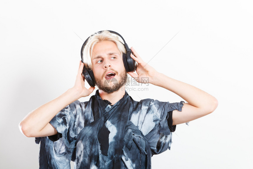 热情的音乐爱欢时髦男人耳机听音乐放松的安抚图片