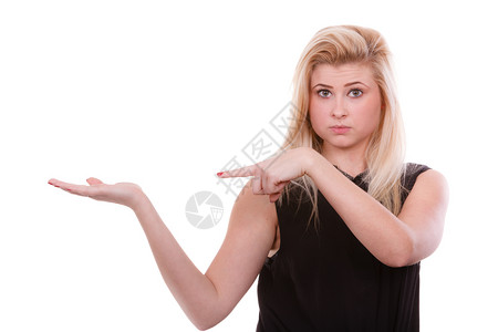 注意某事广告观念金发女人用手指着空白的版面金发女人用手指着版面背景图片