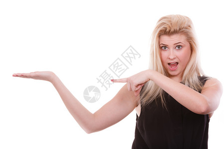 注意某事广告观念Shocekd金发女人用手指着空白的版面金发女人用手指着版面背景图片