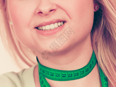 妇女颈部有测量胶带颈部有测量胶带图片