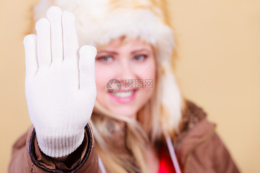 时装概念穿冬衣的金发女郎穿着冬暖毛帽和外套戴白冬手的金发女郎穿着冬暖毛帽的金发女郎图片