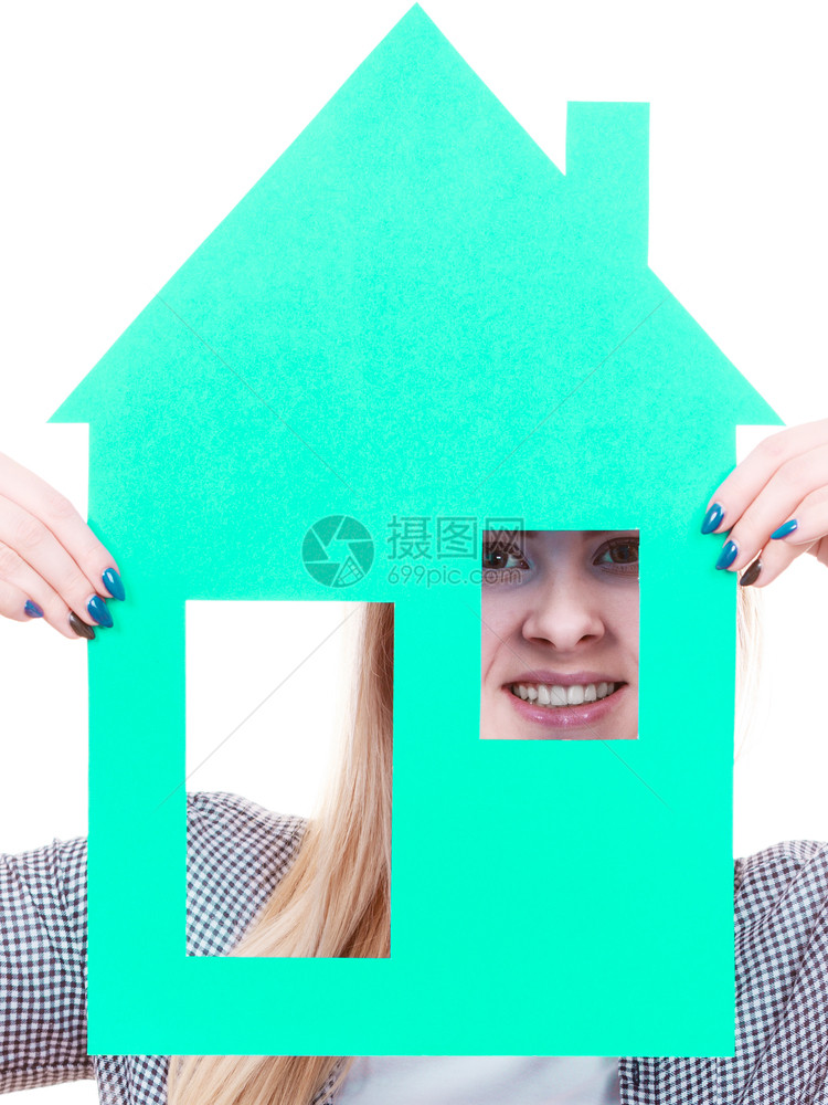 梦见稳定与家庭金发女孩拿着绿纸屋模型切开新公寓孤立在白色上女人拿着绿纸屋模型切开图片
