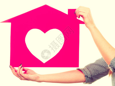 爱与梦女人手拿着红纸屋心形新的家公寓概念心型图片