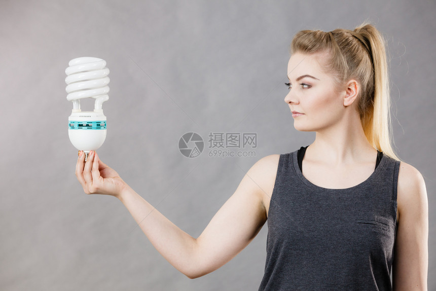 拥有生态现代灯泡创新技术节电概念拥有生态现代灯泡的妇女图片