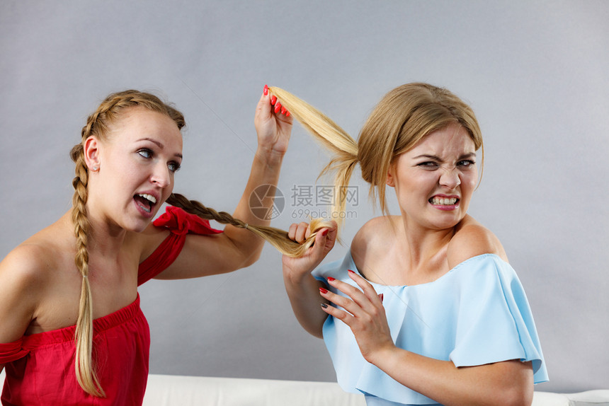 两个年轻美女互相争吵发火友谊争斗和嫉妒问题图片