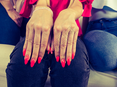 女士展示她美的涂漆指甲红亮的指甲油女展示指甲背景图片