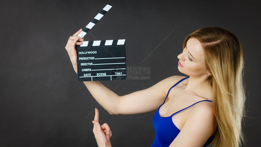拥有专业电影板拍好莱坞制作对象概念黑人背景制片室拍摄专业电影板的妇女图片